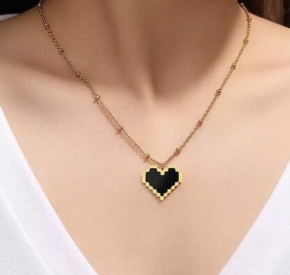 collar corazon negro